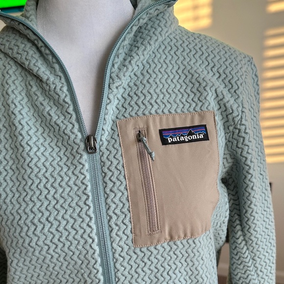 Patagonia Light Blue Zigzag Jacket with Beige Pocket - Picture 2 of 11